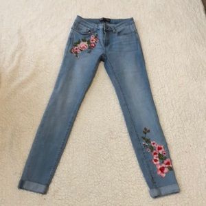 Skinny cuffed jeans with floral detail